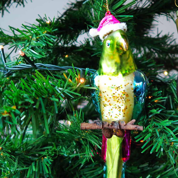 roze blauwe parkiet vogel met kerstmuts kerstbal van glas in kerstboom gay LHBTI ornament kerstdecoratie queer